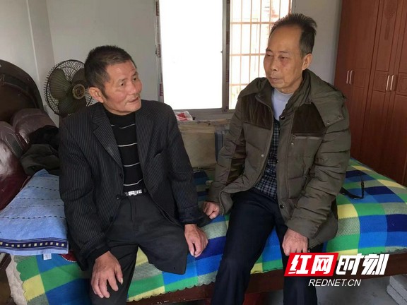 杨钦林与贫困户交谈。.marked.jpg
