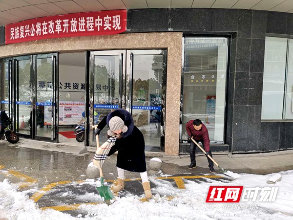【防冰抗冻】2018年湘潭第一场雪来临 他们奋