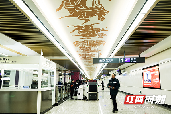 汉王陵公园站古朴厚重，斗拱、车马行云图、卷云纹等元素突出汉代文化，整体结构富有活力。