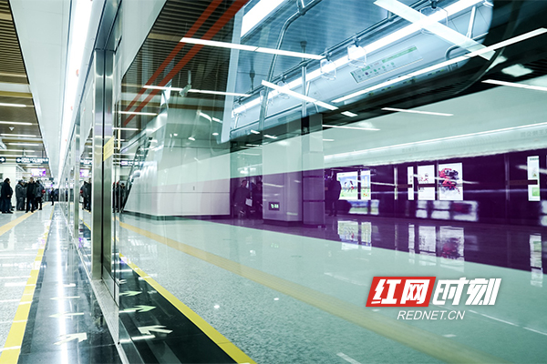 地铁1号线的线路色是中国红，2号线是天空蓝，4号线是浪漫的紫色。