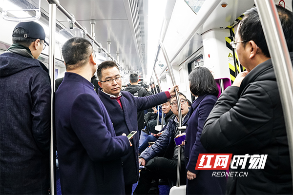 车厢内挤满了兴致满满的试乘人员。