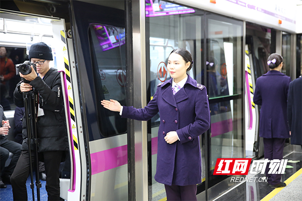 湖南师大站的乘务员热情指引。