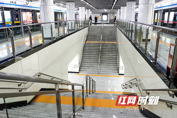 十字换乘空间方便快捷。2号线在上，4号线在下。