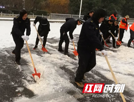 邵阳城管部门紧急迎战雨雪冰冻灾害天气