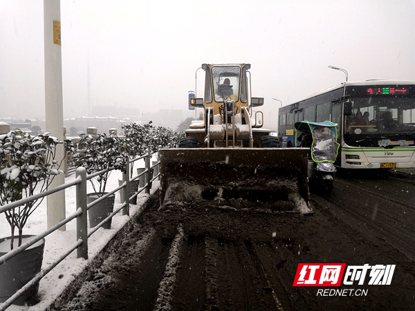 【防冰抗冻】湘潭迎来降雪 市住建局桥管处全员出动除雪防冻