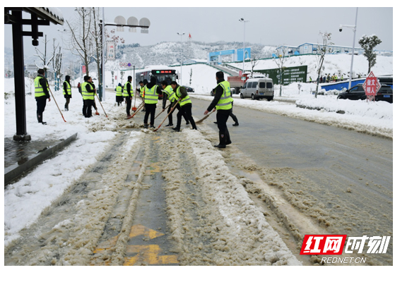 中建五局黔张常铁路项目“铲雪保畅”公益服务为大众