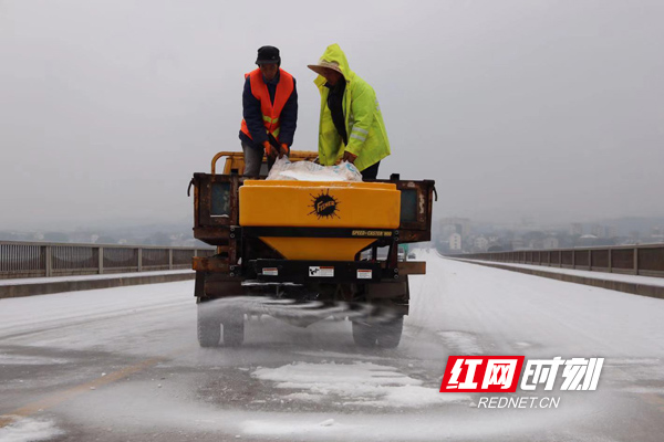 衡东：多部门联动抗击冰雪 全力保畅通保安全