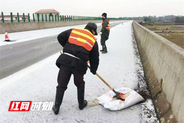 江华:多部门联动抗冰雪