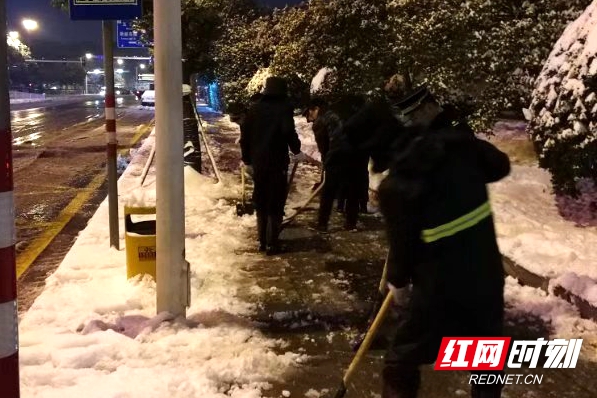 天心区执法大队在区政府北门铲冰除雪.jpg