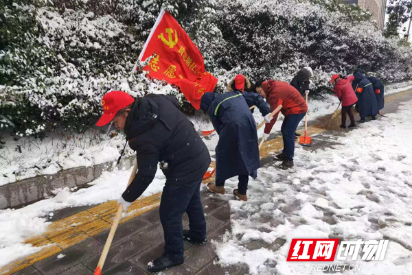 区联点领导带领大家一起铲冰除雪.jpg