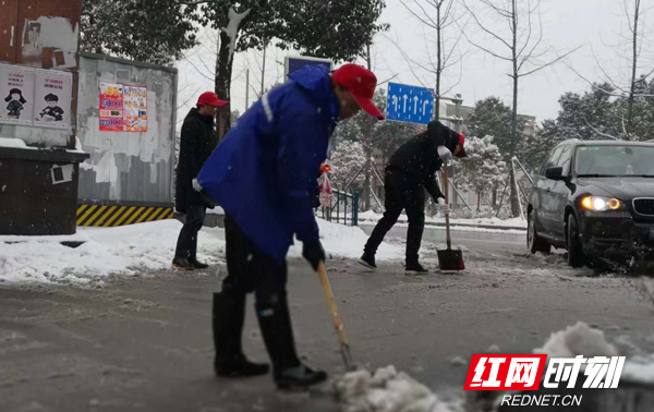 街道党工委书记、班子成员带头分赴联点单位铲冰除雪.jpg