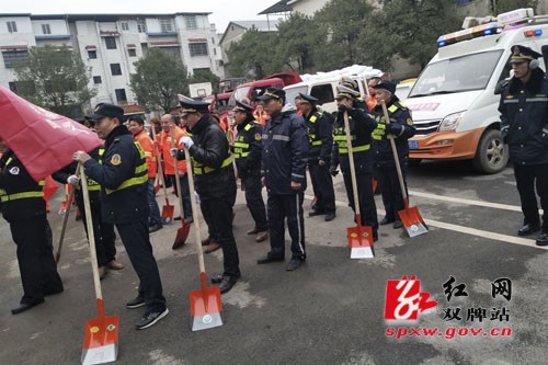 双牌：小小雪花飘落到地  路政人员整装抗冰