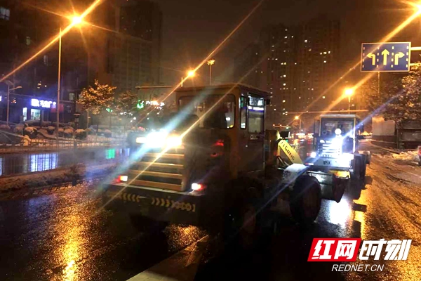 文源街道街域范围内主次干道沿线机械化铲冰除雪工作。.jpg