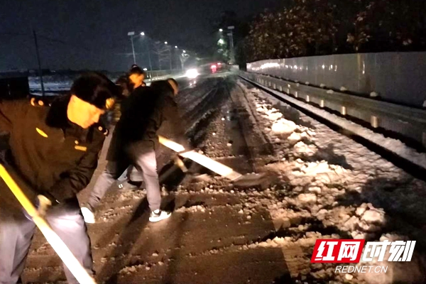 天心城管暮云中队紧急处理辖区重点路段、桥梁积雪.jpg