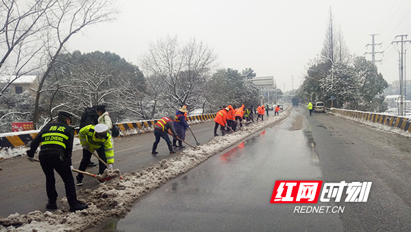 浏阳市公路管理局全员取消休假，上路铲雪除冰.jpg