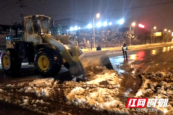 黑石铺街道组织机械化铲雪清运工作.jpg