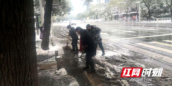 【防冰抗冻】2018年湘潭第一场雪来临 他们奋