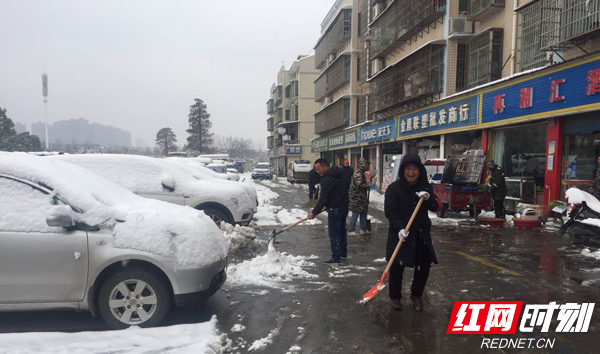 超市老板李军加入到铲冰除雪队伍中.jpg