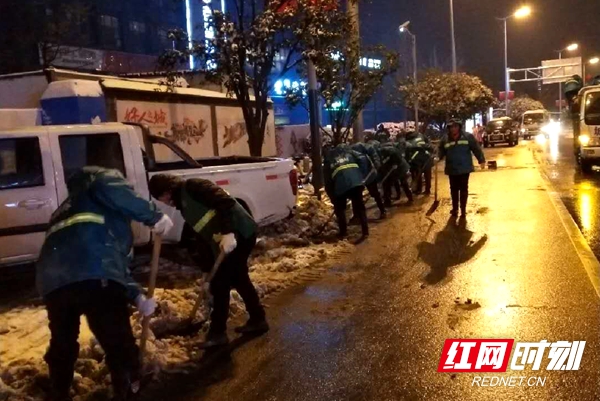 区园林局清理积雪4.jpg