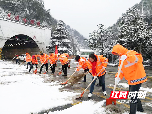 浏阳市公路管理局党员突击队在清除冰雪保障道路安全。.jpg