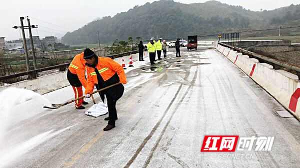 江华:多部门联动抗冰雪