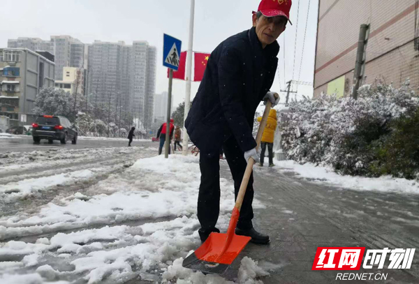 东屯村老支书第一时间赶赴铲冰除雪一线.jpg