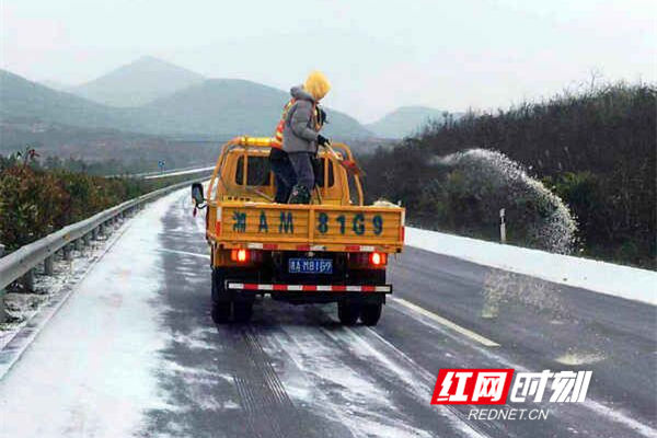 江华:多部门联动抗冰雪