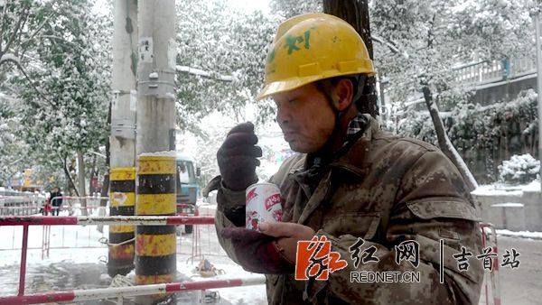 湘西抗冰保电：现场吃饼干当午饭[00_00_31][20181231-154003-1].JPG