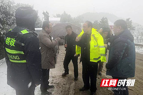 娄底市公路局党组书记、局长刘文伟（右二）在抗冰保畅一线指挥调度。
