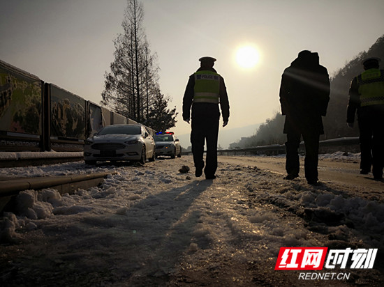 武陵源交警全天候守护在冰雪平安路上