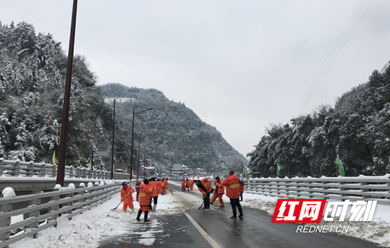 武陵山大道景区段：铲雪除冰进行时 确保道路安全畅通