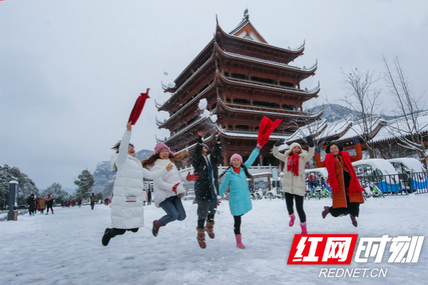 红网时刻湘西12月31日讯（通讯员 张克宁）12月30日，入冬以来的第一场大雪喜降湘西泸溪县白沙城，飘飘洒洒给边城沅水明珠白沙披上了一层厚厚的银装，广大群众纷纷拍照留影，十里画壁傲雪斗艳，一道道靓丽的风景美不胜收。