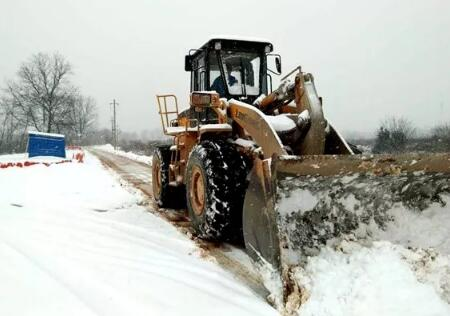 风雪路上 长益扩容人坚守一线除雪保畅