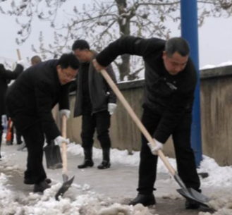 除冰铲雪  统战在行动