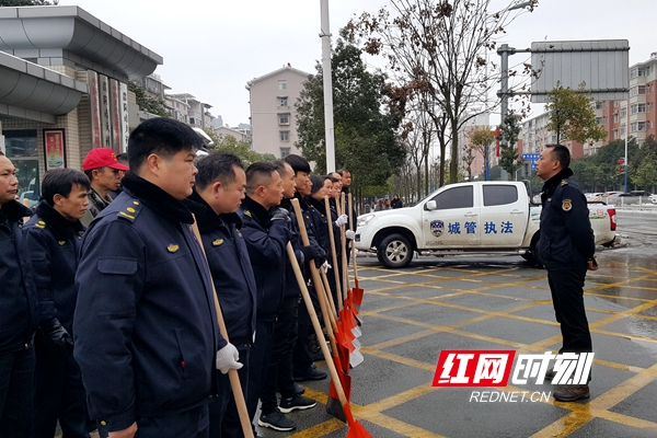 ​大祥城管再次集结 做好雪后复洁工作