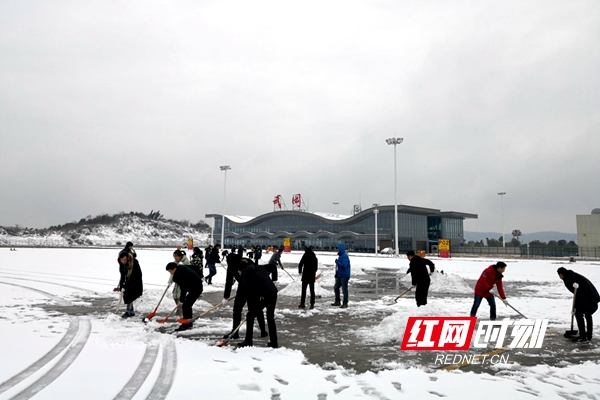 邵阳机场齐心除冰雪 应急之时勇于显担当