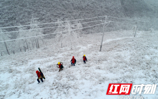 12月29日，在湘西屋脊，海拔1500米的湘西自治州龙山县大安乡翻身村，国网湘西供电公司员工冒着零下10度的严寒巡检电力线路。田良东摄