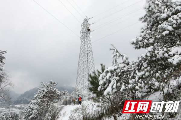 湘西古丈供电公司新建的35千伏城南变投运在即，12月30日，湘西电建工作人员顶风冒雪作业。石可军摄