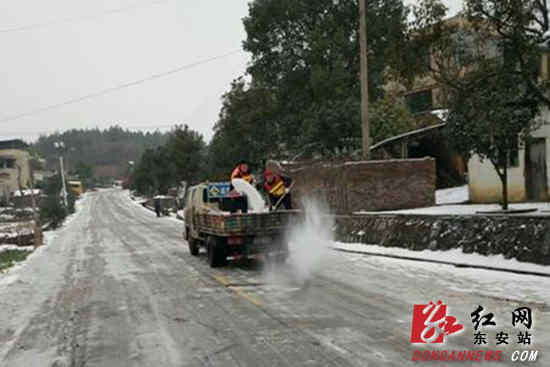 东安：除冰雪保畅通 公路人在行动