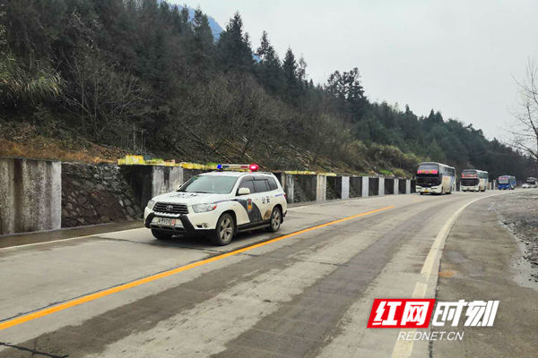 溫暖時刻丨6輛客車300名旅客滯留陽明山收費站 雙牌交警護送回家