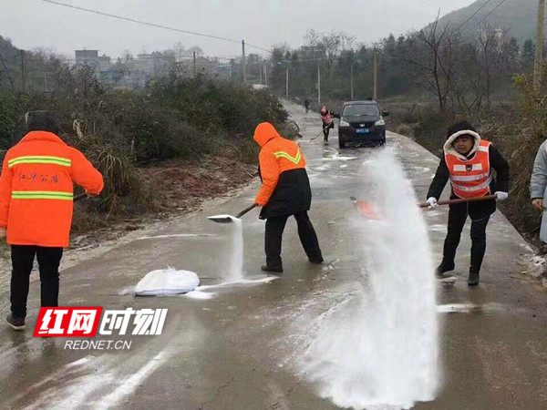 路面撒盐_副本.jpg 路面撒盐_副本.jpg