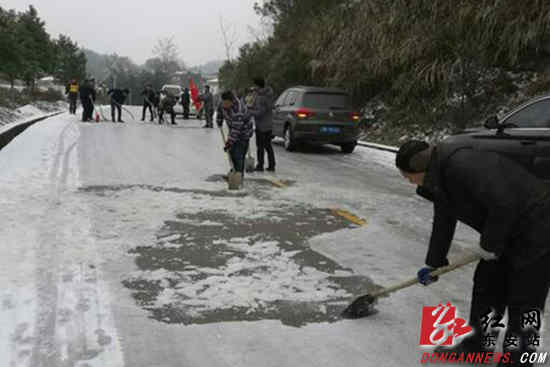 东安：除冰雪保畅通 公路人在行动