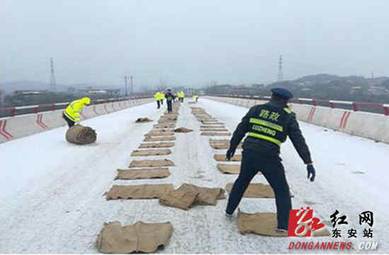 东安：除冰雪保畅通 公路人在行动
