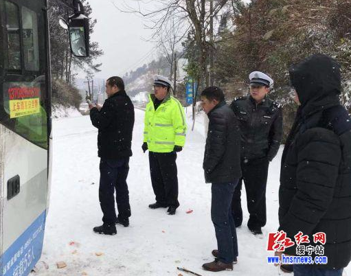 贵州大巴被困冰雪道路 绥宁交警7小时救援解困