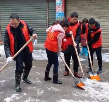 迎战冰雪：武冈市义工联组织志愿者铲雪