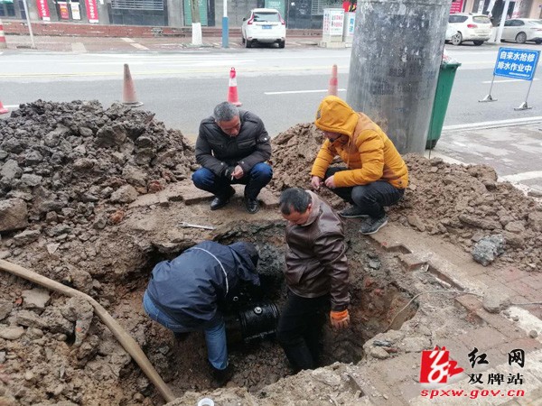 迅速抢修爆管 保障居民供水