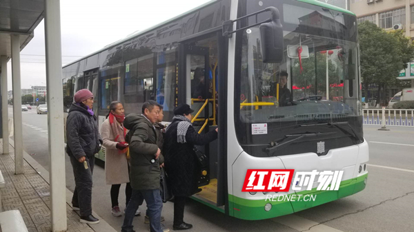 道县:首批新能源公交车1月1日起服务民众