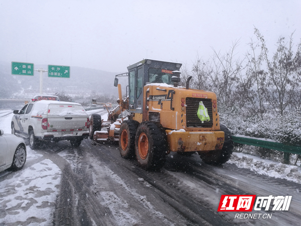 路政养护人员在沿线除雪，保证全线安全畅通。