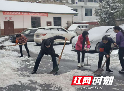 邵阳市中医医院：迎战冰雪天 党员干部走在前