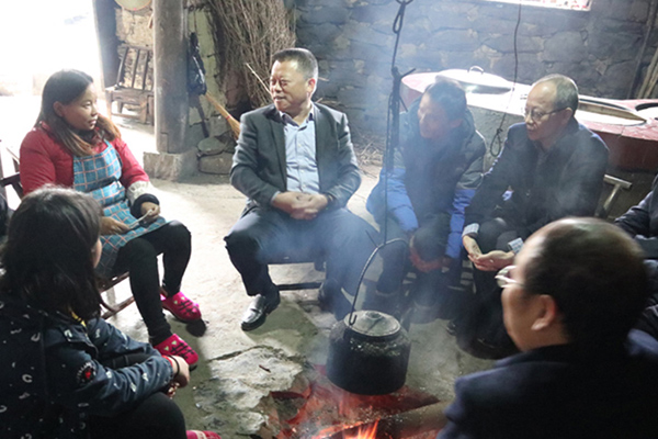 建行湖南省分行行长文爱华走访慰问结对帮扶对象龙金全一家并与村民座谈。